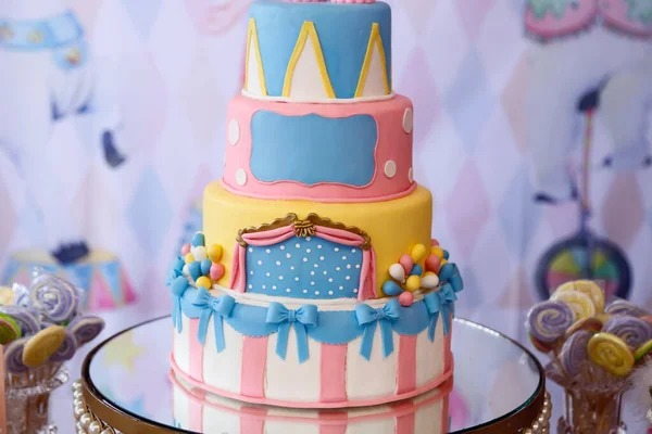 节日巧克力蛋糕与图片和马戏团主题 美味的彩色生日蛋糕与巧克力 — 图库照片