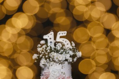 Beyaz parti pastası, 15. yaş günü, beyaz 15 numara, beyaz pasta, 15 yıllık doğum günü pastası