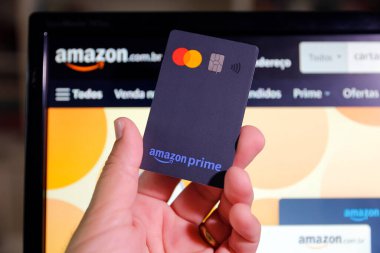 Minas Gerais, Brezilya - 27 Eylül 2023: Amazon Prime Mastercard logo kartı, illüstrasyon görüntüsü.