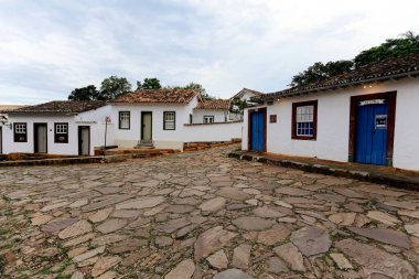 Tiradentes, Minas Gerais, Brezilya - 08 Ekim 2023: Minas Gerais 'in iç mimarisi tarihi Tiradentes' te evler ve karakteristik mimari