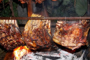 Barbekü için zemin ateşi tarzında bir barbekü hazırlandı.
