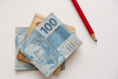 Brezilya 'dan gelen paralar masanın üzerinde.