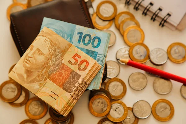 Várias Notas Moedas Reais Dinheiro Brasileiro Mesa Carteira Lápis Bloco Fotografias De Stock Royalty-Free