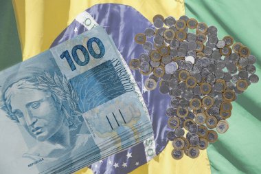 Brezilya 'dan Brezilya renkleri üzerine birkaç yüz reais banknot ve sikke - para konsepti