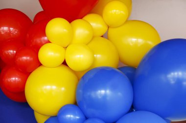 Çeşitli rengarenk balonlar. Çocukların doğum günü partisi, renkli renkler.