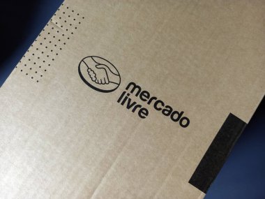 Minas Gerais, Brezilya - 29 Kasım 2023: Mercado Livre karton kutu detaylarıyla damgalandı