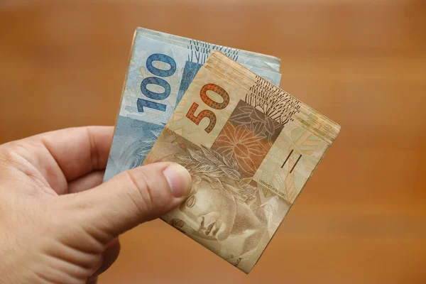 Руки Доставляють Гроші Бразилії Кілька Сотень Купюр Ліцензійні Стокові Зображення