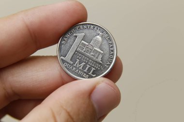 Paraguay 'dan 1000 guarani madeni para parmaklar arasında - Paraguay madeni para garantisi