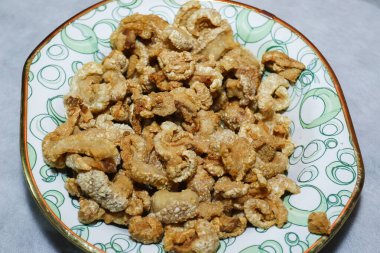 Bir porsiyon domuz derisi içeren tepsi - geleneksel Brezilya çerezi