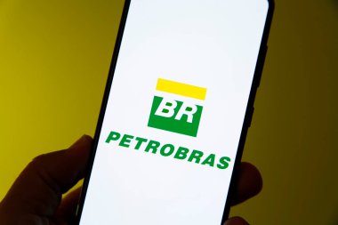 Minas Gerais, Brezilya - 05 Nisan 2023: cep telefonu ekranında Petrobra şirketinin resimli görüntüsü