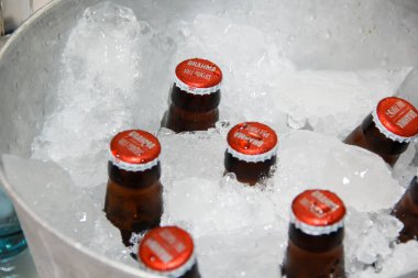 Minas Gerais, Brezilya - 18 Mayıs 2024: Buzlu Brahma Chopp birası şişeleri