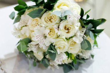 Gelin için bir buket beyaz çiçek - düğün süsü - düğün buketi
