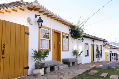 Tiradentes, Minas Gerais, Brezilya - 26 Haziran 2024: Minas Gerais 'in iç mimarisi tarihi Tiradentes' te evler ve karakteristik mimari