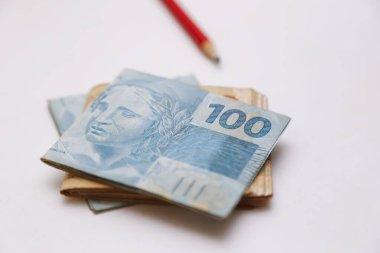 Brezilya 'dan gelen para ve bir kalem.