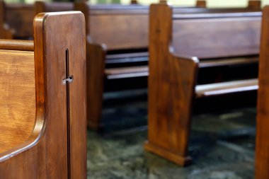 Dini bir tapınaktaki ahşap bankların ayrıntıları
