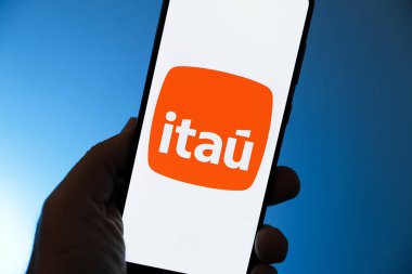 Minas Gerais, Brezilya - 28 Ağustos 2024: cep telefonu ekranında Itau Unibanco banka şirketinin yeni görüntüsü