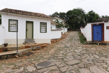 Tiradentes, Minas Gerais, Brezilya - 07 Ekim 2023: Minas Gerais 'in iç mimarisi tarihi Tiradentes' te evler ve karakteristik mimari