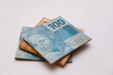 Brezilya 'dan gelen paralar masanın üzerinde.