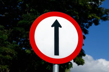 Doğru yön işareti - doğru yön trafik işareti - düz gidin