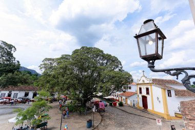 Tiradentes, Minas Gerais, Brezilya - 07 Ekim 2023: Minas Gerais 'in iç mimarisi Tiradentes' in tarihi merkezinde Largo das Forras 'ın manzarası