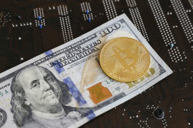 Yüksek çözünürlüklü 100 dolarlık banknot ve altın Bitcoin para. Finans, kripto para, yatırımlar, dijital içerik. Telif hakkı olmayan ticari kullanım