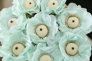 Pekin şekerli tepsi, karanfilli hindistan cevizi mantarı (Beijinho), partiler, düğünler ve kutlamalar için mükemmel. Geleneksel Brezilya ziyafetleri kremalı ve pürüzsüz hindistan cevizi aromalı.