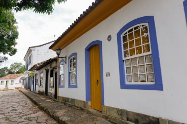 Tiradentes, Minas Gerais, Brezilya - 07 Ekim 2023: Minas Gerais 'in iç mimarisi tarihi Tiradentes' te evler ve karakteristik mimari