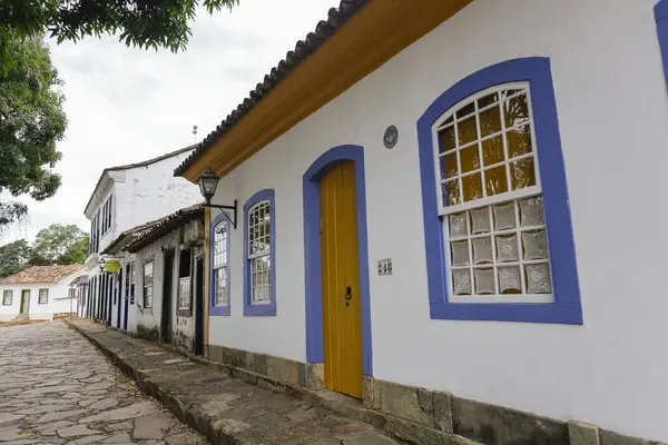 Tiradentes, Minas Gerais, Brezilya - 07 Ekim 2023: Minas Gerais 'in iç mimarisi tarihi Tiradentes' te evler ve karakteristik mimari