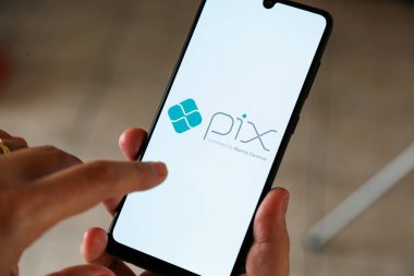 Minas Gerais, Brezilya - 29 Nisan 2021: Brezilya 'nın Pix merkez bankasıyla cep telefonu ekranı