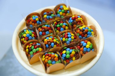 Çocuklar için çeşitli tatlı partilerinin canlı görüntüsü, neşeli dekorasyon için mükemmel ve karşı konulmaz renkler ve tatlarla dolu bir kutlama.