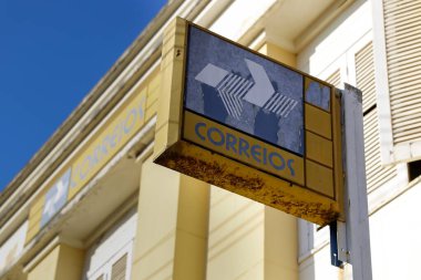 Desterro de Entre Rios, Minas Gerais, Brezilya - 3 Temmuz 2021: Postane logosuyla yaşlılık tabelası