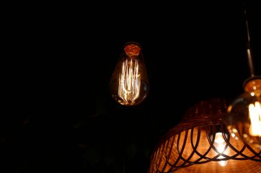 Kaliteli ışıklandırma ve dekor projeleri, parlak parlak halojen ampullerin parlak siyah arka planda yer alması