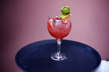 Zarif bir tepside servis edilen güzel kokteyl kadehleri etkinlikler, partiler ve sofistike kutlamalar için mükemmeldir.