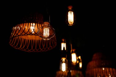 Kaliteli ışıklandırma ve dekor projeleri, parlak parlak halojen ampullerin parlak siyah arka planda yer alması