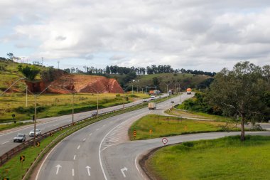 Minas Gerais, Brezilya - 13 Mayıs 2025: Fernao Dias otoyolu kavşaktan görülen araçlarla dolu, Minas Gerais ve Sao Paulo arasındaki önemli bir yolda yoğun trafiği vurguluyor
