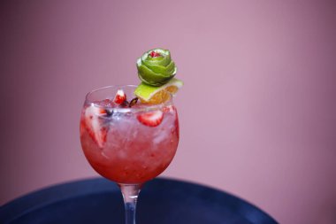 Soğuk kokteyl ile kristal bardağın yakın detayı berraklık, parlaklık ve doku, rafine içecekler ve özel durumlar için mükemmeldir.