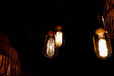 Kaliteli ışıklandırma ve dekor projeleri, parlak parlak halojen ampullerin parlak siyah arka planda yer alması