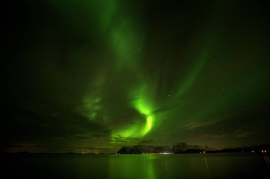 Denizin üstündeki kuzey ışığı. Lofoten 'dan manzara. Norveç 'te gece ışıkları. 