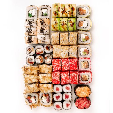 Beyaz arka planda çiğ, renkli suşi seti. Üst Manzara. Suşi parçaları koleksiyonu, beyaz arkaplanda izole.