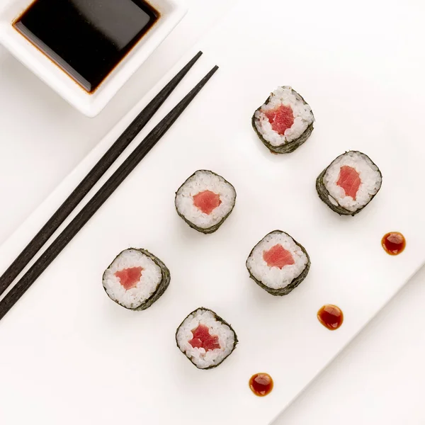 Sushi Gulungan Diatur Dengan Tuna Pada Latar Belakang Putih Dari — Stok Foto
