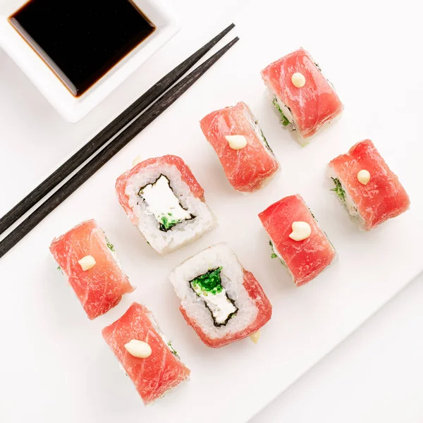 Sushi Rolls Diset Dengan Telur Tobiko Merah Dengan Latar Belakang — Stok Foto