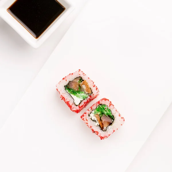 Rotoli Sushi Con Uovo Tobiko Rosso Sfondo Bianco Dall Alto — Foto Stock