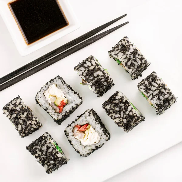 Sushi Rolls Diset Dengan Telur Tobiko Hitam Dengan Latar Belakang — Stok Foto