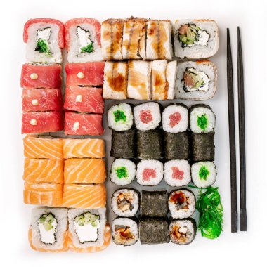 Beyaz arka planda çiğ, renkli suşi seti. Üst Manzara. Suşi parçaları koleksiyonu, beyaz arkaplanda izole.