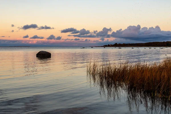 Ήλιος Δύει Στην Παραλία Της Χιιουμάα Βράχος Στη Θάλασσα Χρυσαφί — Φωτογραφία Αρχείου