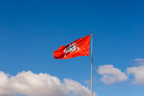 Mavi gökyüzü arkaplanına karşı büyük figür olan Vytautas 'lı tarihi Litvanya kırmızı bayrağı. Parlak kırmızı bayrak ve zırhlı bir şövalye elinde kılıç ve kalkan sallıyor..