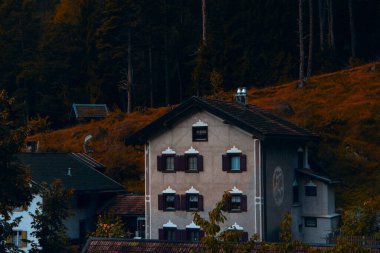 Sonbahar Alp Şenliği: Orman yamacının ateşli renklerine karşı bir miras evi. Yüksek kalite fotoğraf