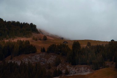  Sis Fısıltıları: Yüksek Alp Çayırı 'ndaki Issız Kabin, Yaklaşan Sis' in Kapladığı. Yüksek kalite fotoğraf