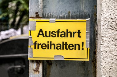 Almanya 'da bir araba çıkışında çıkışı açık tutun.