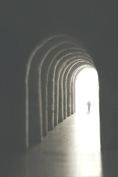 Kemerlerin Karanlık Tünelinden Çıkan Adam Gerçeküstü Özgürlük Kavramı — Stok fotoğraf